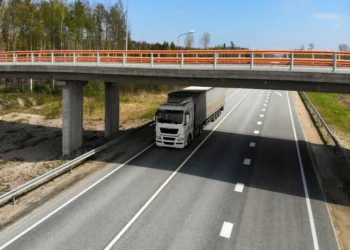 Kamion útdíj-emelés 2026-ban szigorodik a szabalyozás