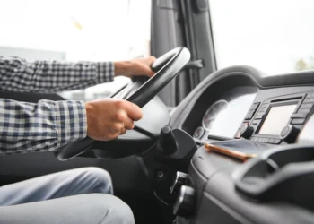 Kilométeróra-manipuláció: így csúszik be a kár