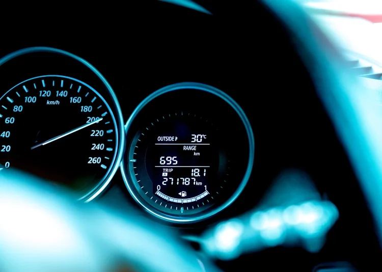 Kilométeróra-manipuláció: így csúszik be a kár