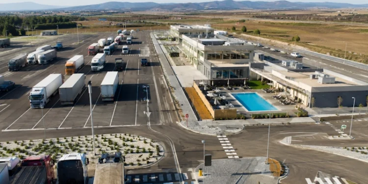 Medence és hotel: új szint a kamionparkolóknál